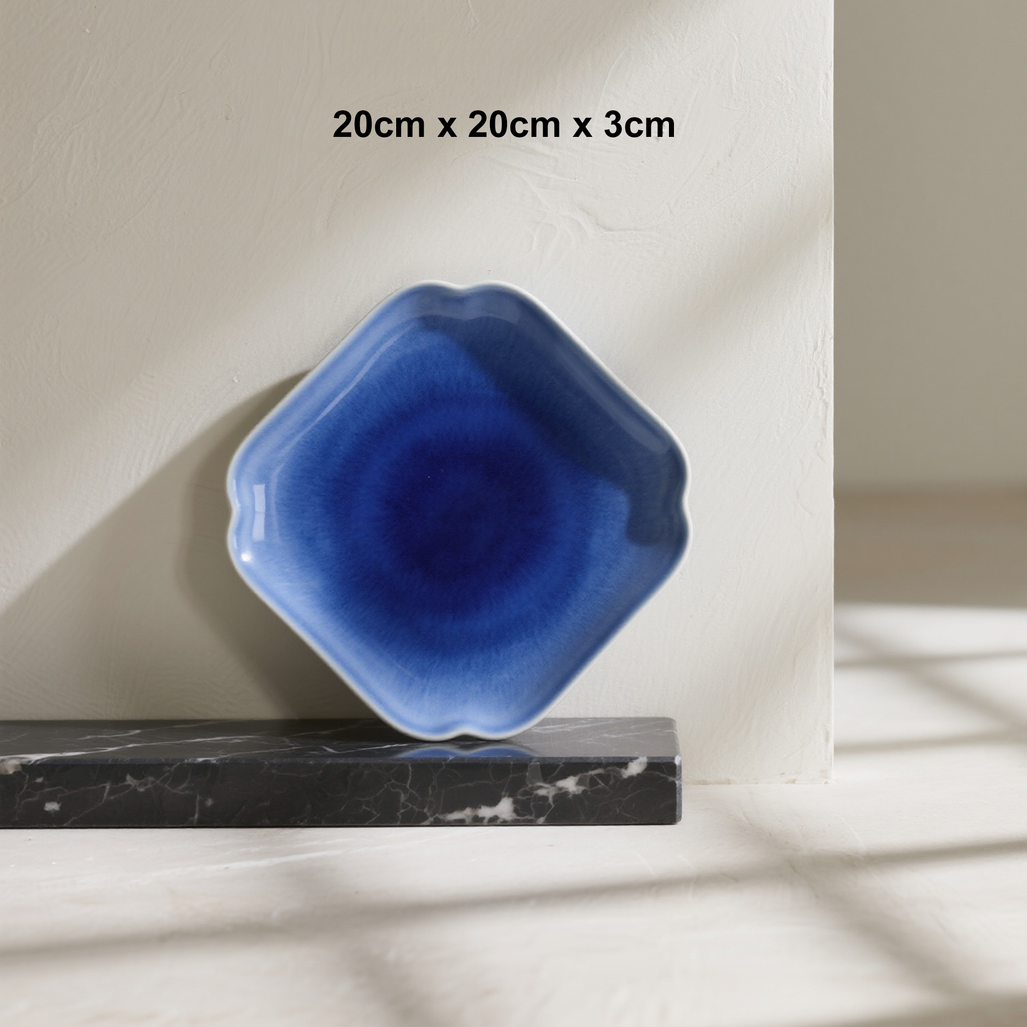 Ręcznie robiony niebieski talerz ceramiczny jako ozdoba