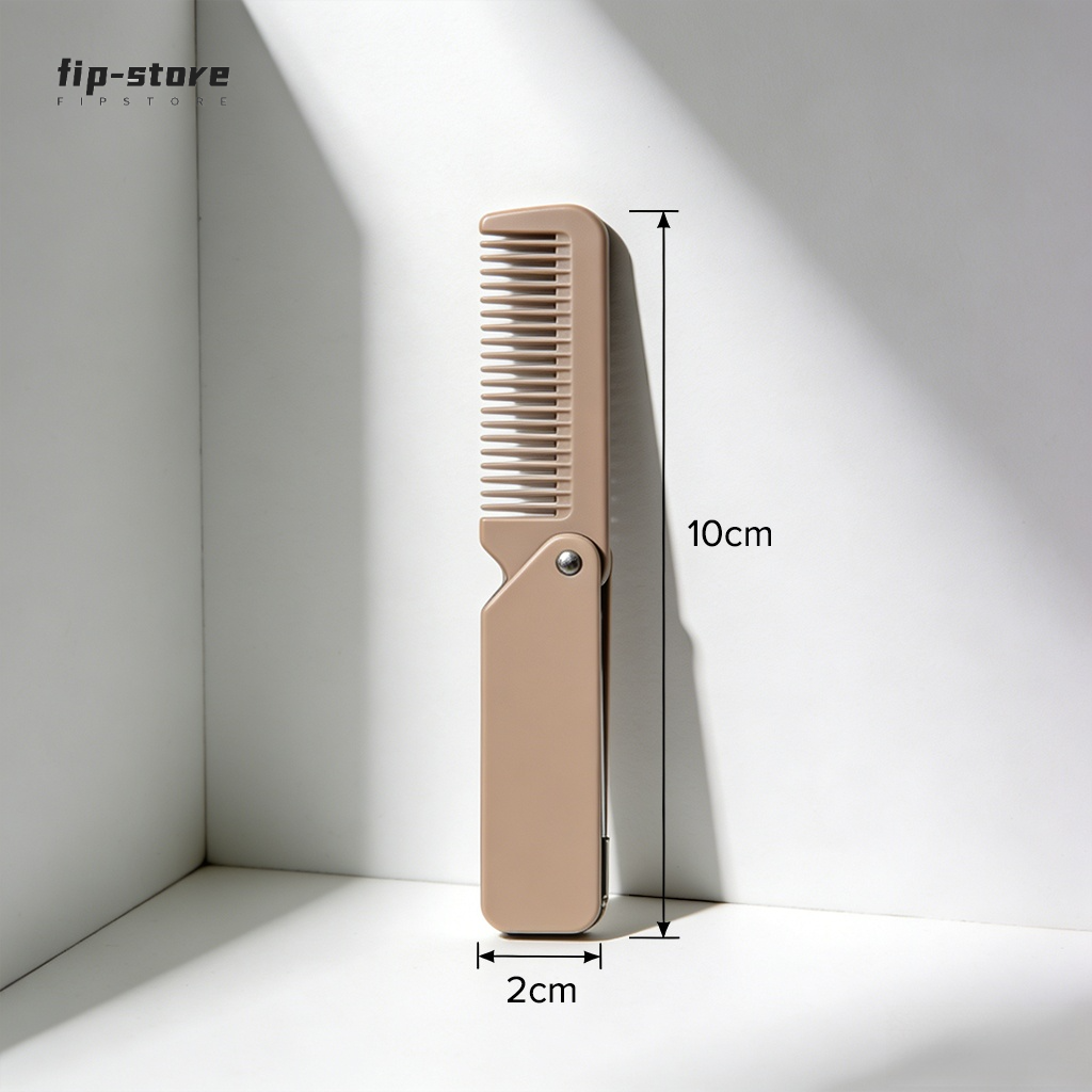 Hand hält kompakten Reisekamm