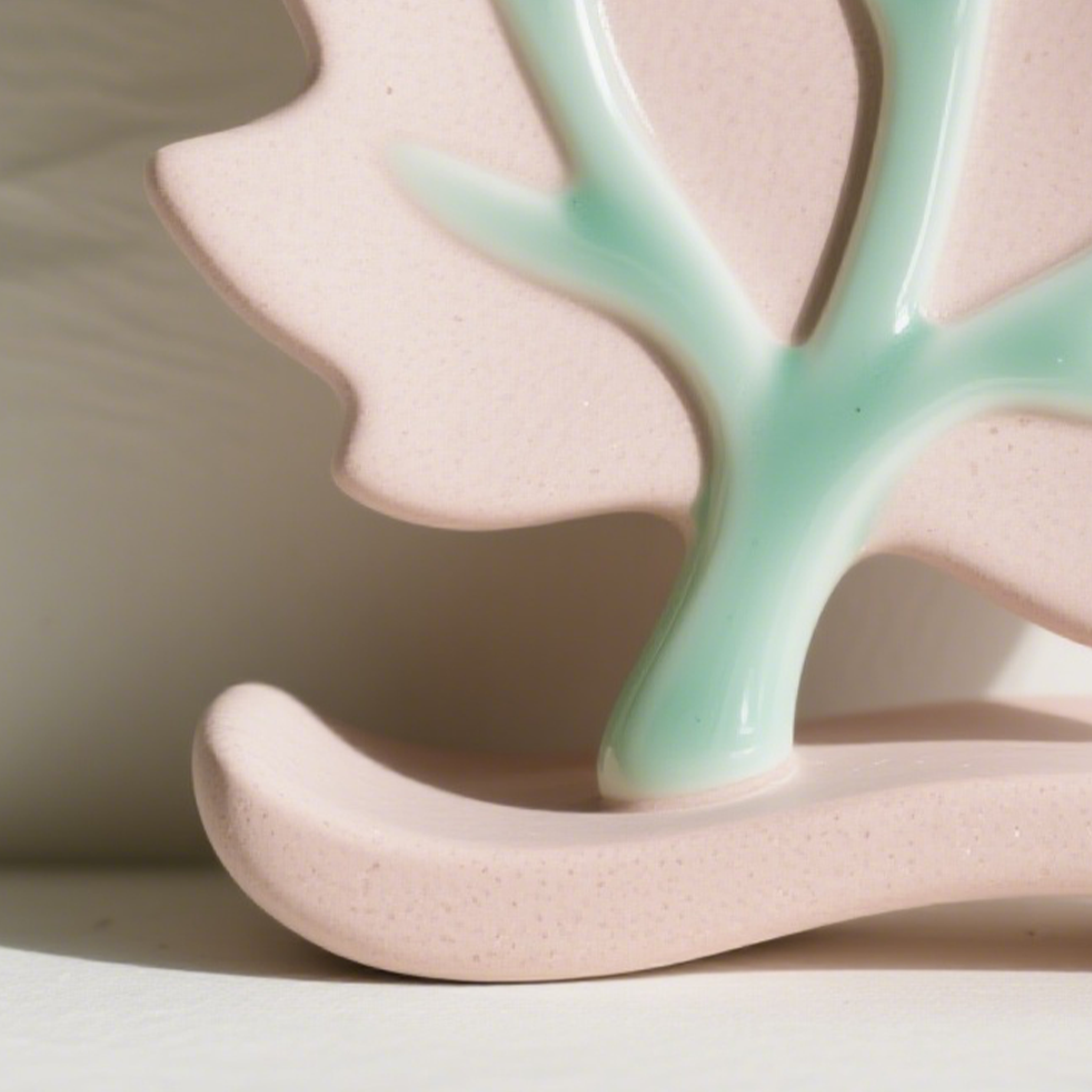 Détail du porte-stylo feuille d’érable en céramique blanche