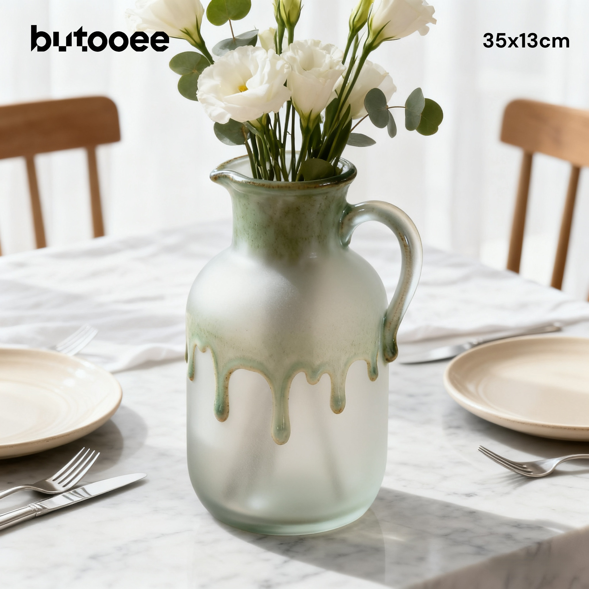 แจกันฝ้ากึ่งโปร่งใสกับดอกไม้สดสีสันสดใส