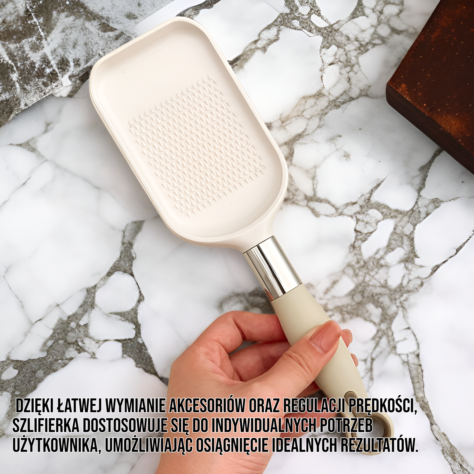 Wielofunkcyjna szlifierka ręczna podczas pracy