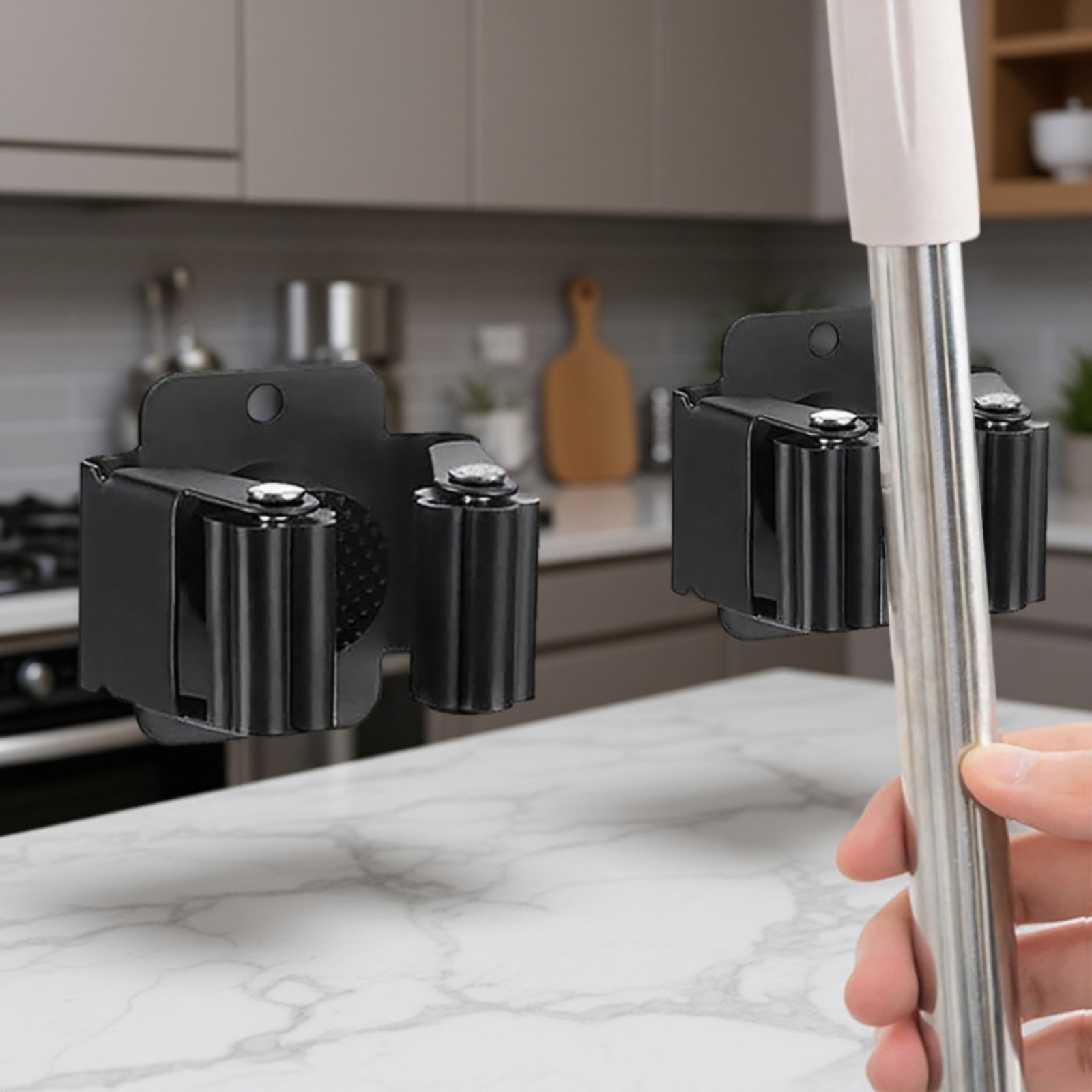 Organizator multifuncțional pentru mop și accesorii baie