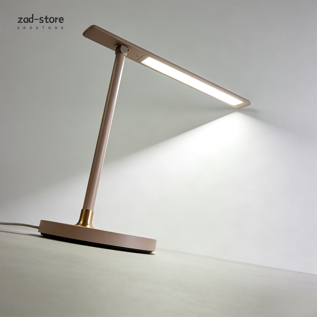 Augenschutz-Tischlampe mit intelligenter Dimmfunktion auf Schreibtisch