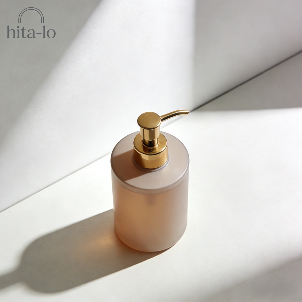 Handdesinfektionsmittelspender mit Pumpmechanismus auf einem Tisch