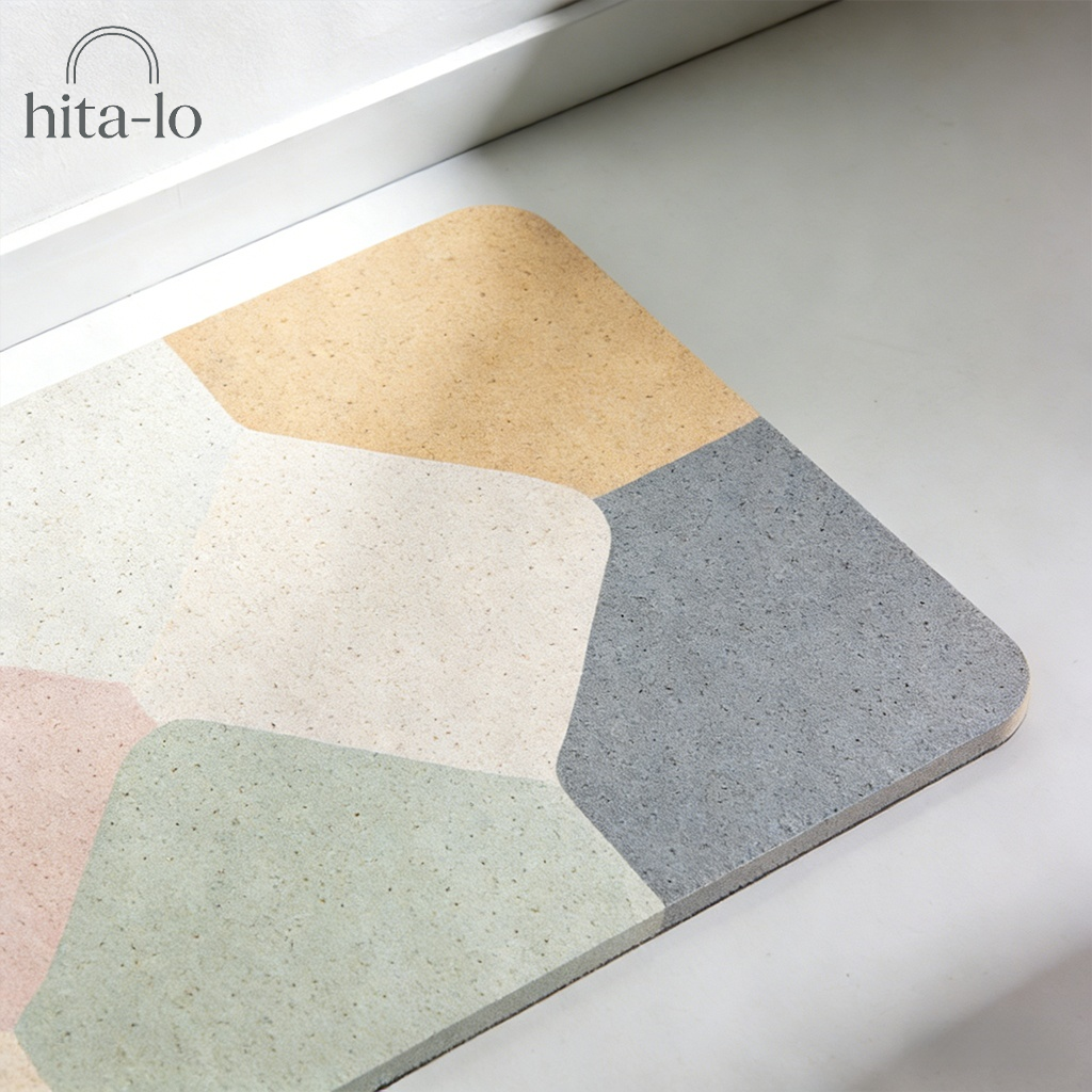 Badezimmermatte aus Kieselgur auf Fliesen