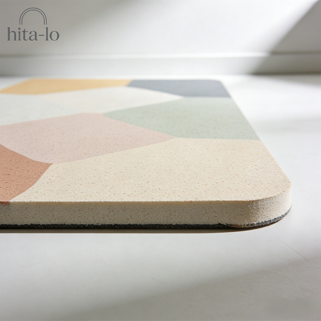 Feuchtigkeitsbeständige Matte neben der Dusche