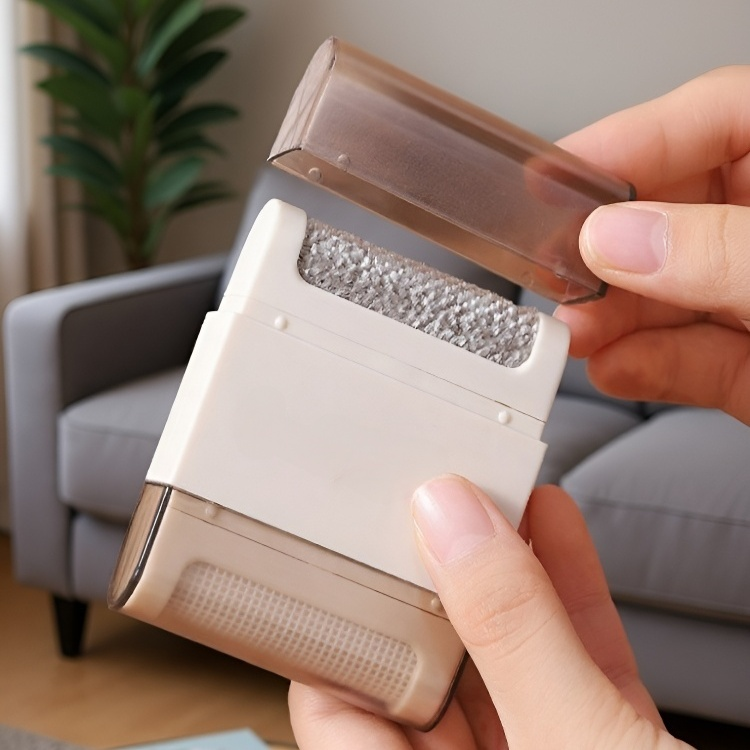 Lightweight double-sided lint brush for garments