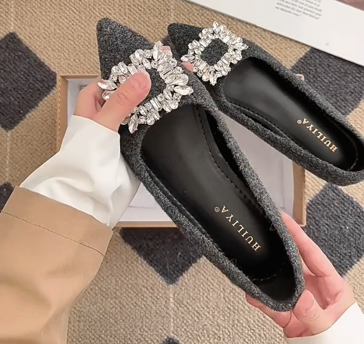 かかとの柔らかさ 指で押す実証 靴擦れ防止 ソフトな素材