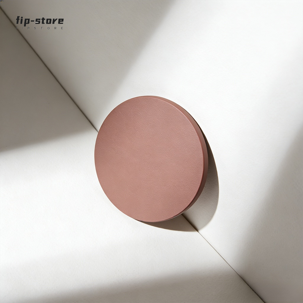 Hitzebeständiger Untersetzer auf Holztisch