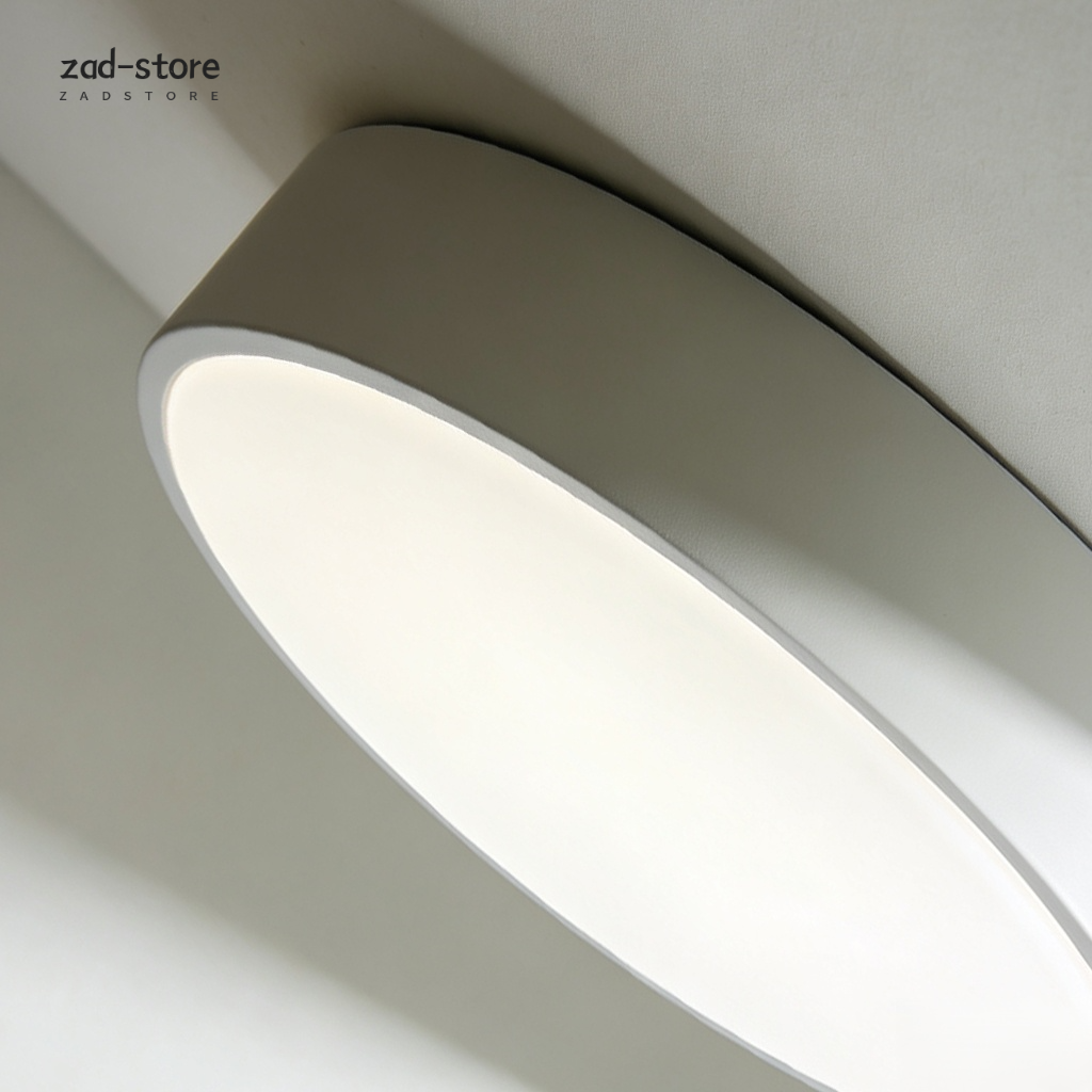 Moderne schlichte Deckenleuchte im Wohnzimmer