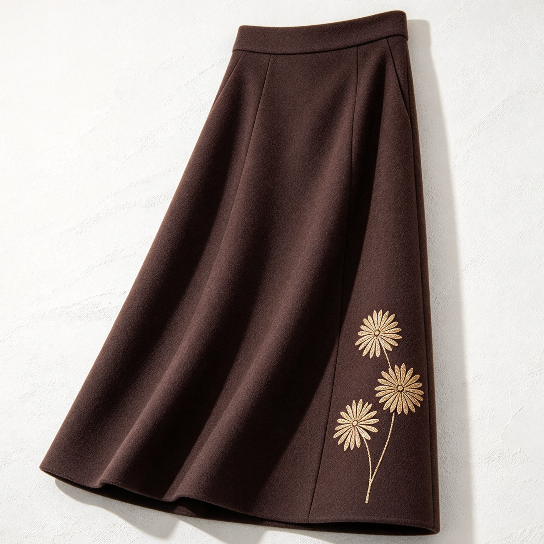 スカートに施された繊細な刺繍デザインのクローズアップ