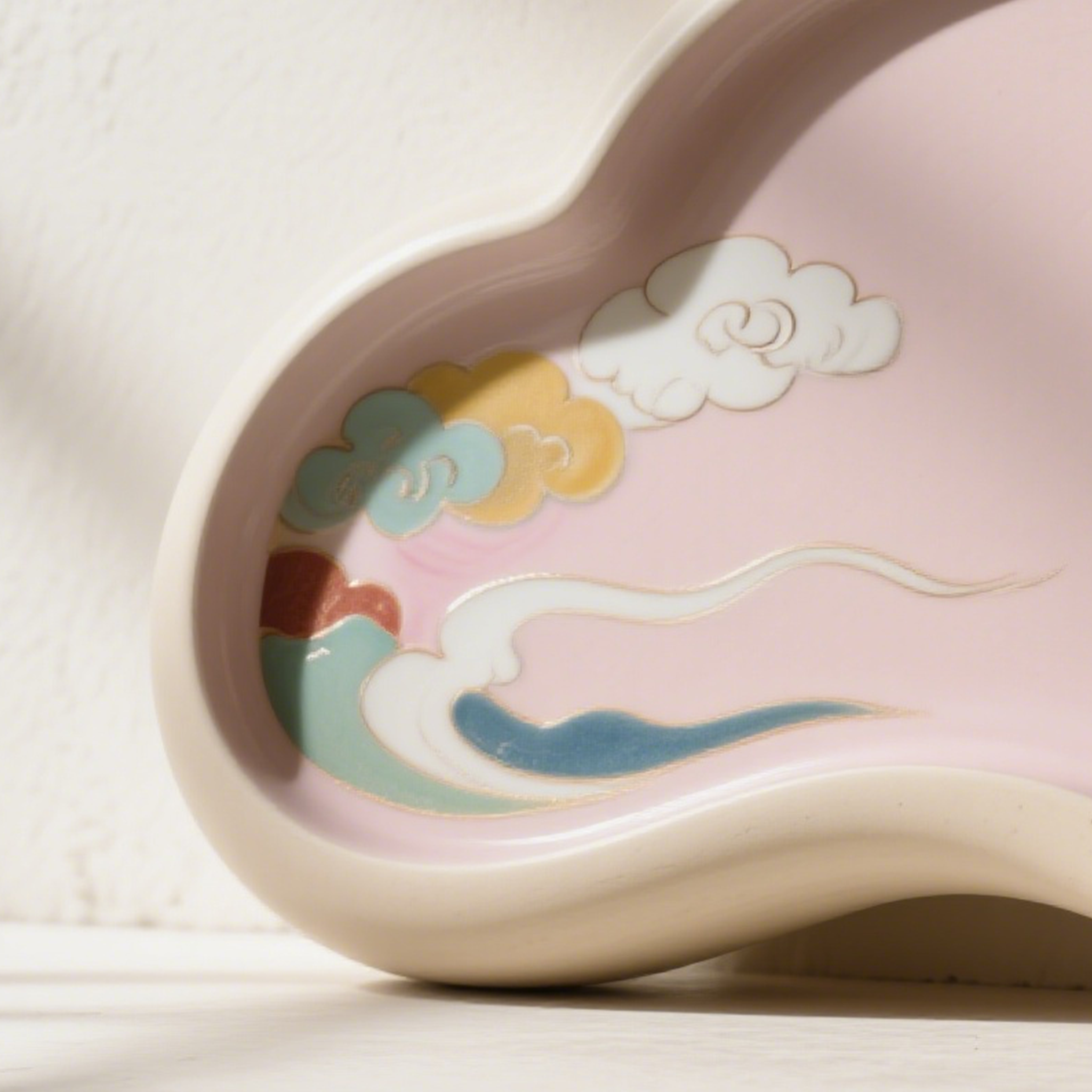 Détail du motif nuage sur l’encrier en céramique