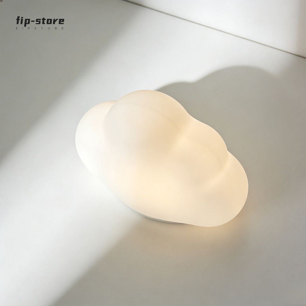 Wolkenförmige Nachttischlampe auf einem Nachttisch