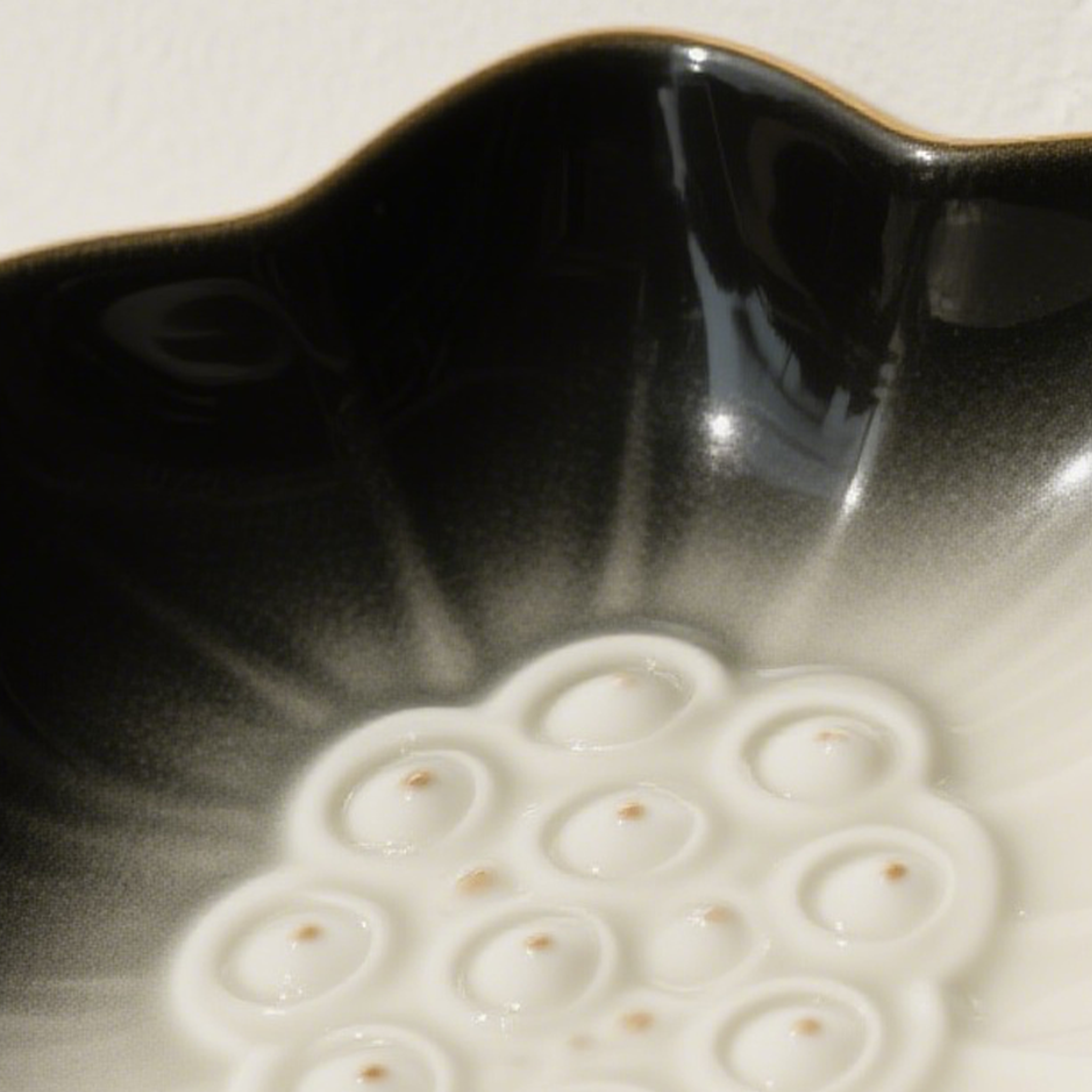 Elegáns virág formájú porcelán tányérok az asztalon