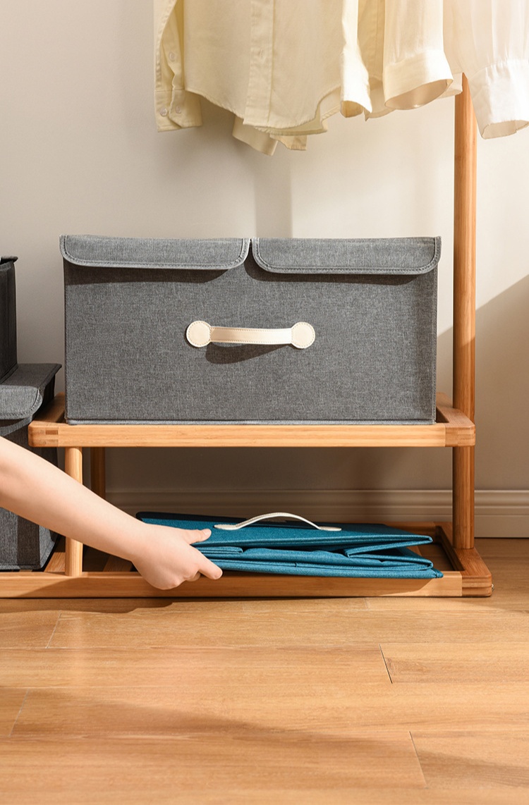 Wohnzimmer mit großem Aufbewahrungskorb für Organisation