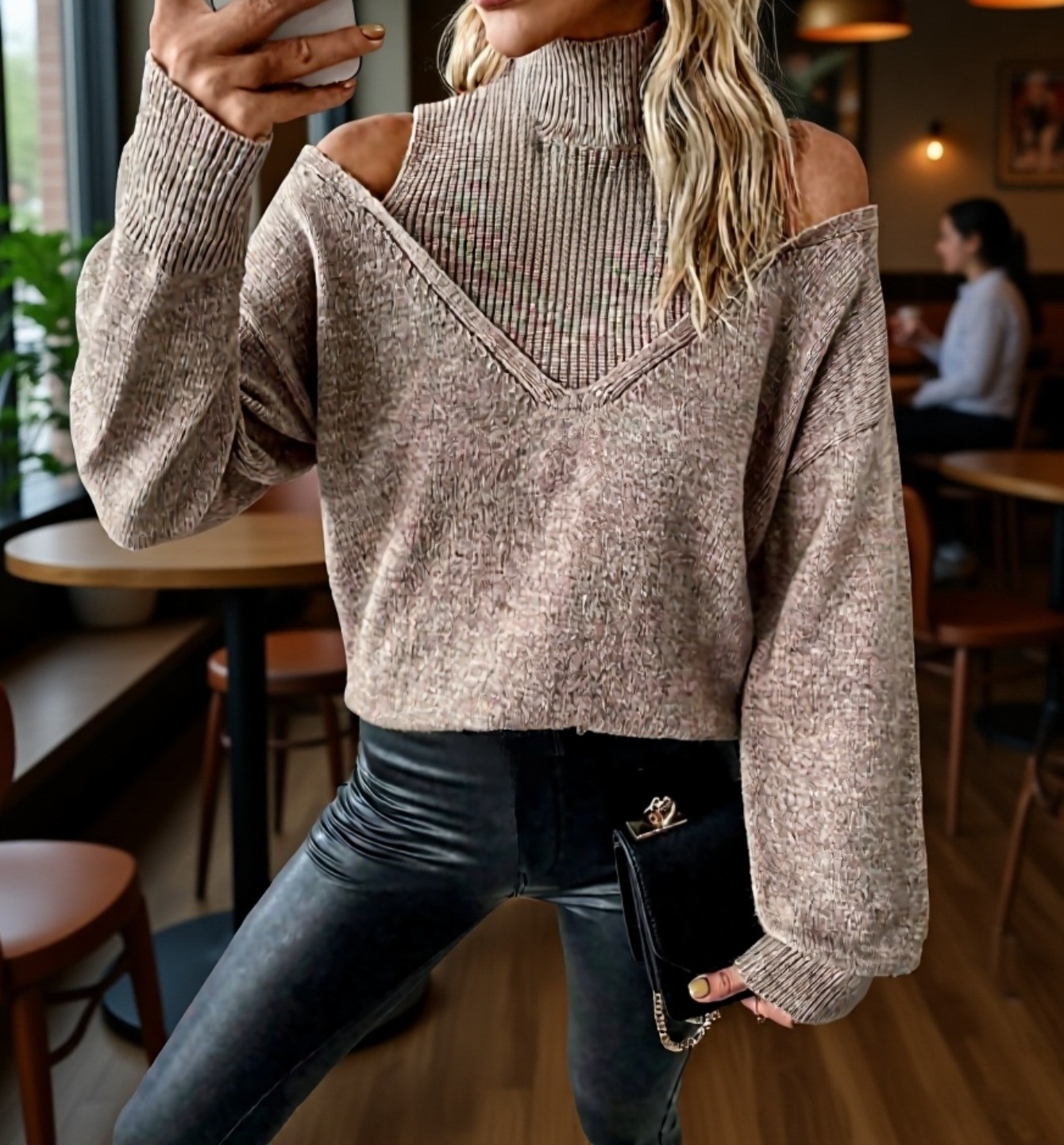 Modischer schulterfreier Pullover auf Model