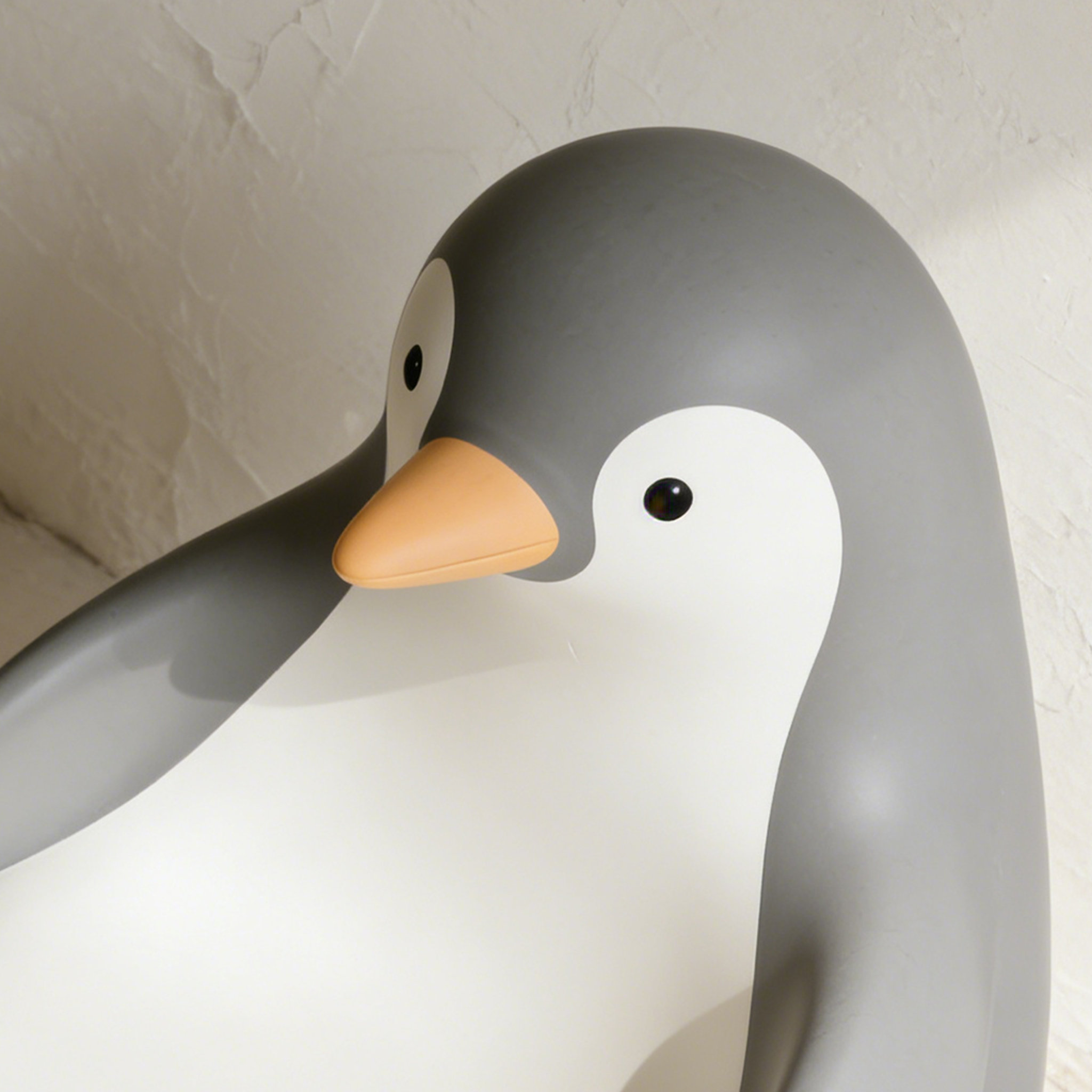 Pingvin dizájnú gyerekülés oldalnézetben