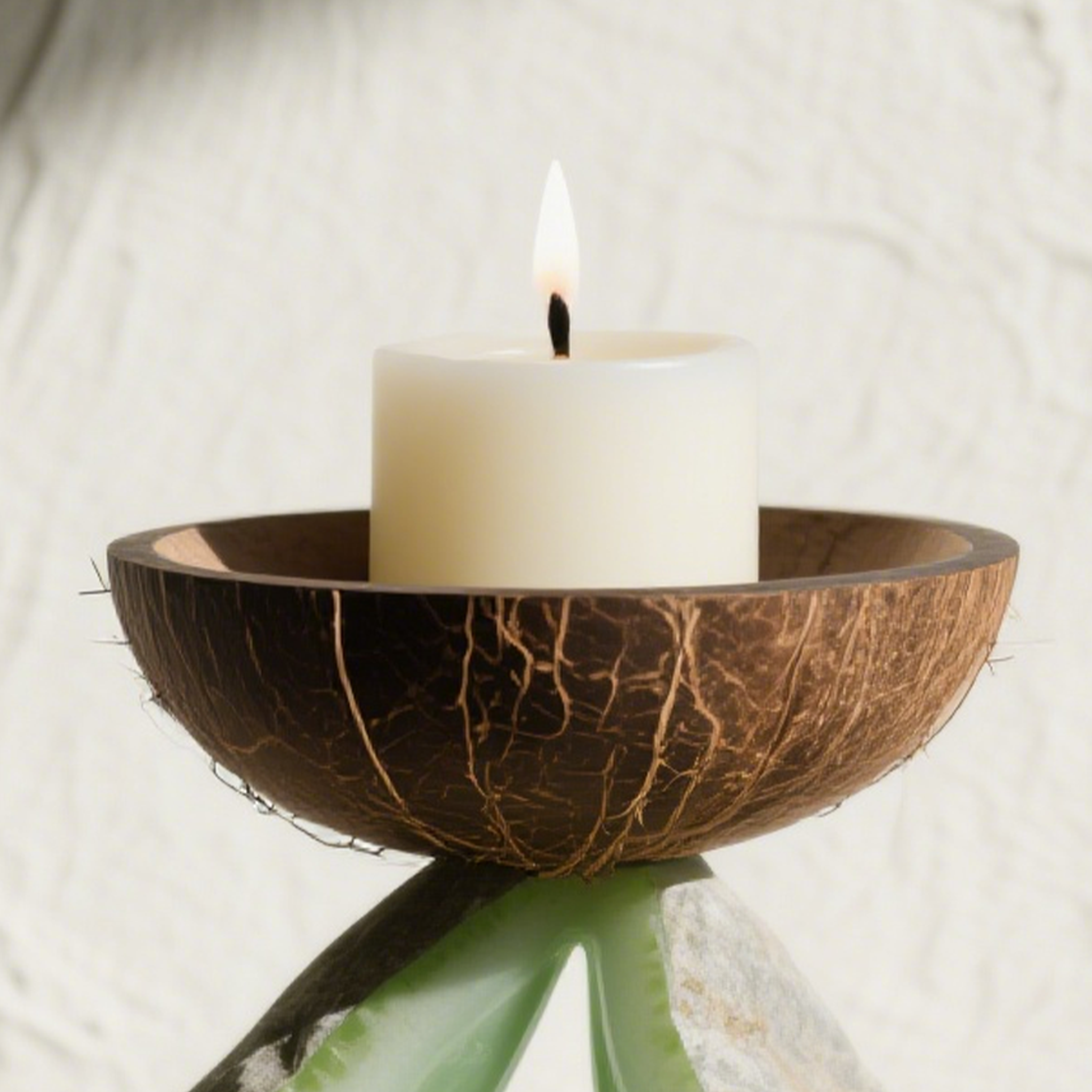 Detal świecznika kamiennego z cytryną