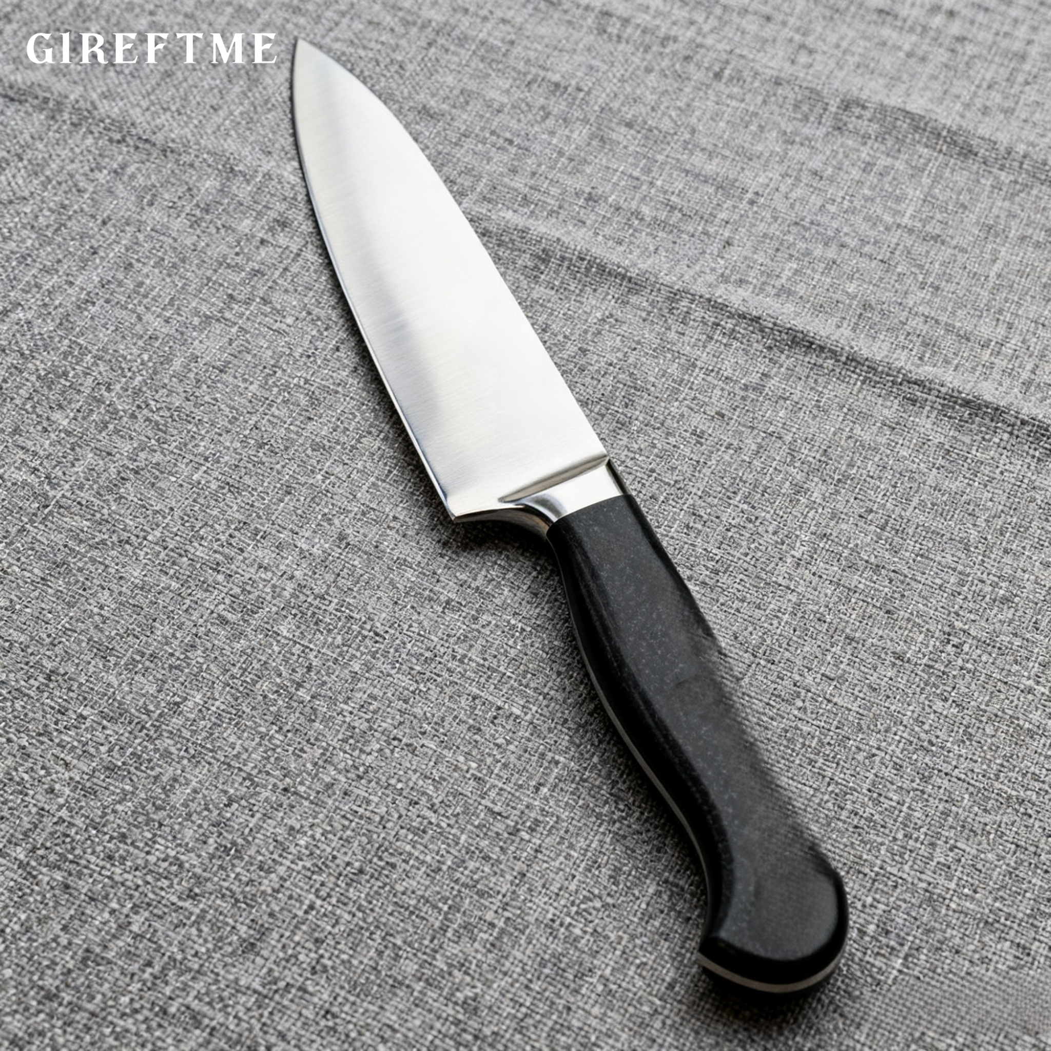 수작업으로 제작된 뼈 제거용 칼 날 부분 확대