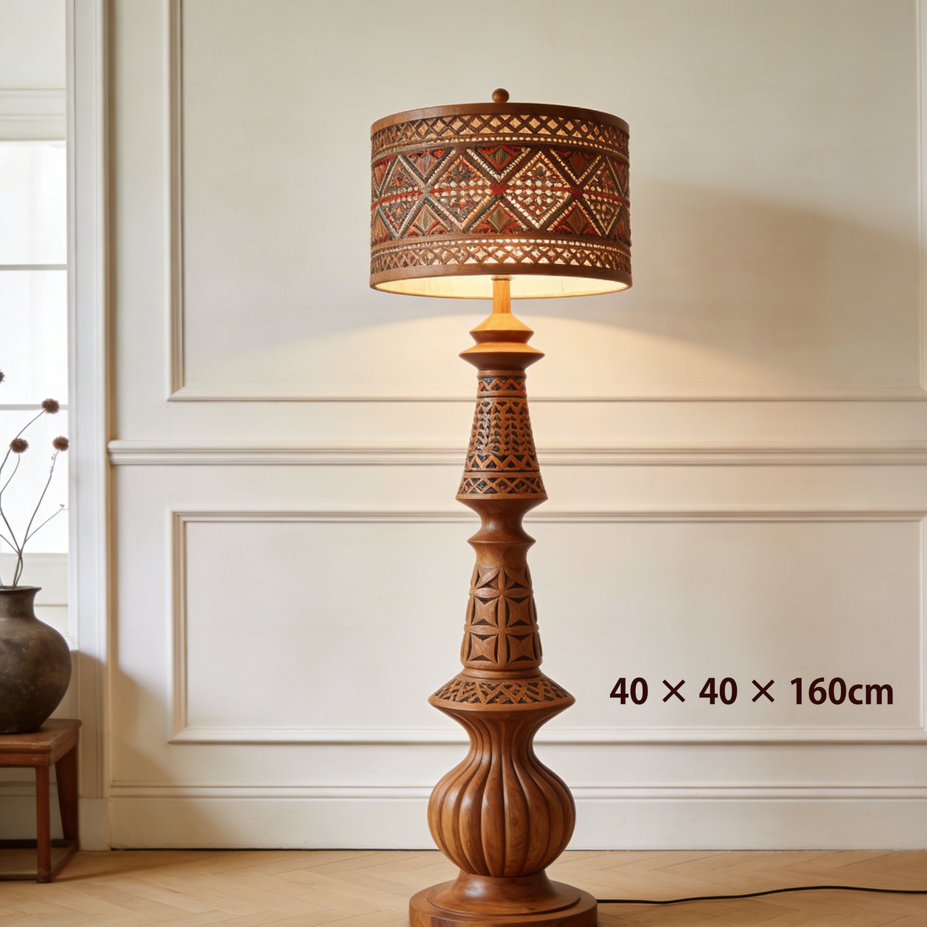 Lampa podłogowa z artystyczną drewnianą rzeźbą