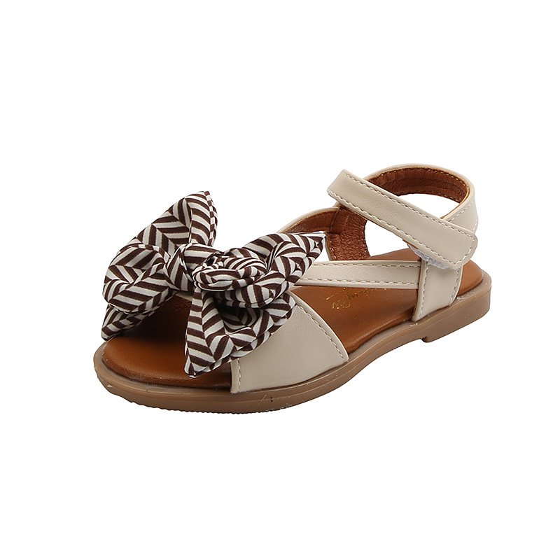 صنادل مع العقدة القوس المخطط للفتاة