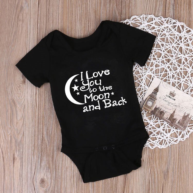 بذلة قصيرة الأكمام من القطن المطبوع باللغة الإنجليزية للأطفال