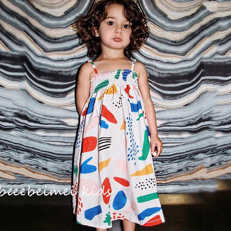 فستان الحمالة بطبعة غرافيتي للطفلة