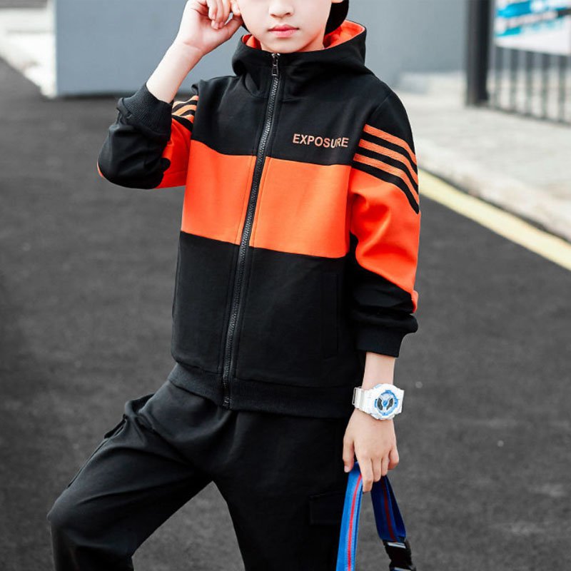 طقم ملابس رياضية مزينة بنقشة تقليمات للفتيان