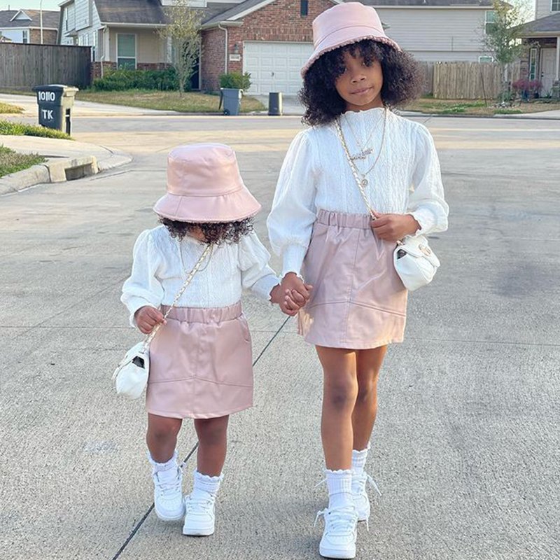 بلوزة منقوشة بلون سادة + تنورة جلدية بشكل حرف A