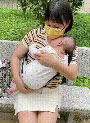 afea46ef63b4917fb12e4aa84fa2ab77 母嬰好物 單手抱寶寶神器