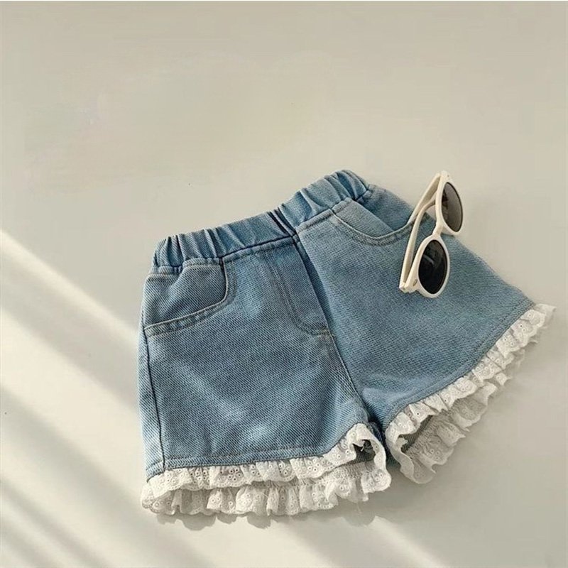 شورت جينز دينم ناعم ولطيف مزوّد بتقليمات من الدانتيل للأطفال